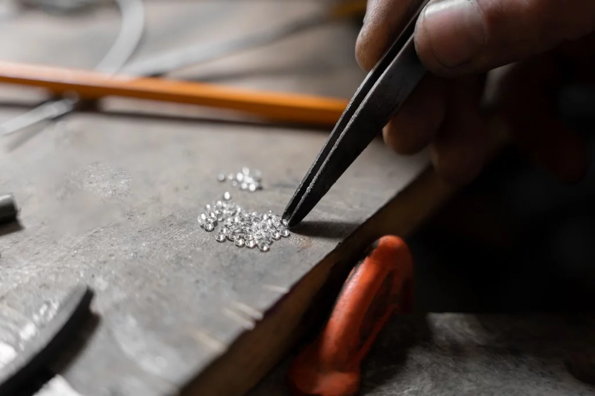 Sélection de diamants de laboratoire en atelier de joaillerie – Laveran Paris